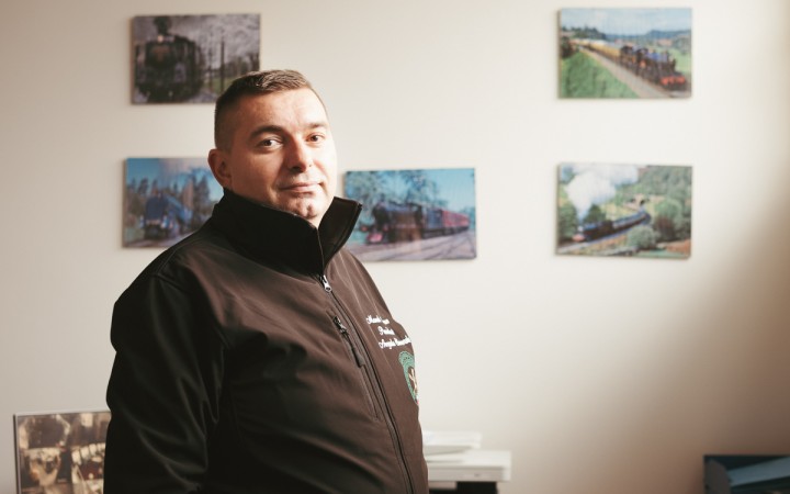 Začal ako kuchár na kolesách, varil v reštauračných vozňoch, dnes varí dôchodcom