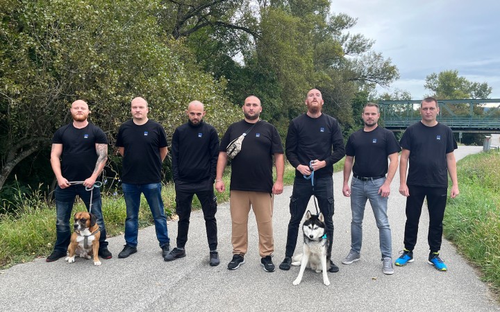 Muži ho vliekli priviazaného za autom, potom ho vyzlečeného dobili do bezvedomia