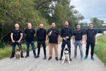 Muži ho vliekli priviazaného za autom, potom ho vyzlečeného dobili do bezvedomia