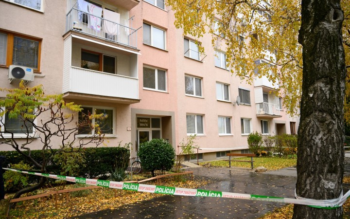 Muž zaútočil nožom na svoju rodinu, hlásia dvoch mŕtvych
