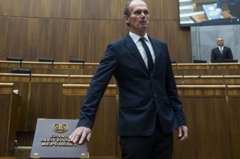 Pod kontrolu Tomáša Tarabu a na stolec vedľa svojho syna