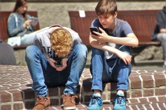 Exminister Horecký z KDH navrhuje zakázať mobily na základných školách