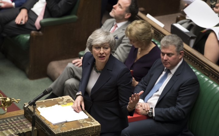 Britský parlament odmietol brexit bez dohody