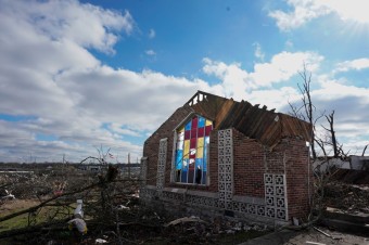 Fotovýber: Víkendové búrky a tornáda v Spojených štátoch zničili aj chrám Cirkvi