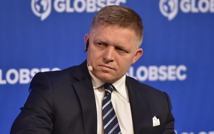 Danko a Fico nechcú dať organizácii už ani euro, Pellegrini je proti