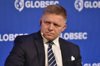 Danko a Fico nechcú dať organizácii už ani euro, Pellegrini je proti