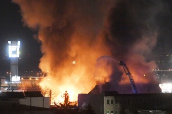 Plamene ničia areál firmy na spaľovanie odpadov, na mieste permanentne vybuchuje