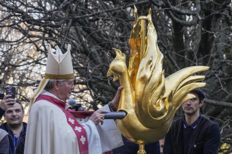 Na vežu Notre Dame sa vrátil kohút, požehnal ho parížsky arcibiskup Ulrich