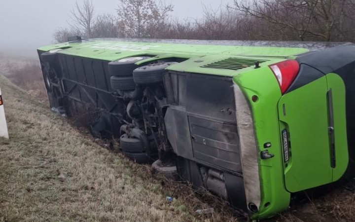 Pri obci Dargov v okrese Trebišov sa prevrátil autobus z Ukrajiny