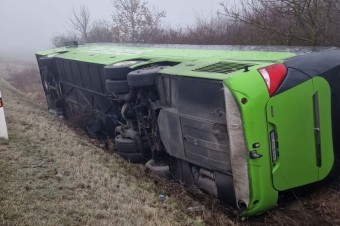 Pri obci Dargov v okrese Trebišov sa prevrátil autobus z Ukrajiny