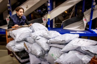Boli sme sa pozrieť, ako nočná zmena na pošte zvláda predvianočný nápor