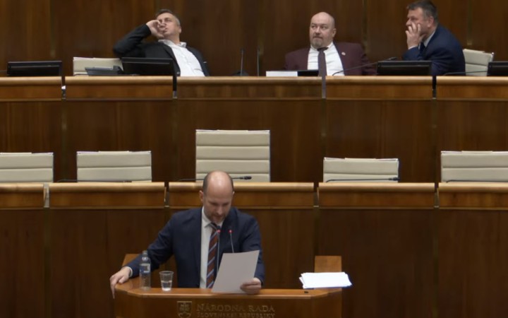 Gábor Grendel „ukradol“ už viac ako štyri hodiny, číta pozmeňujúci návrh