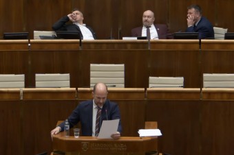 Gábor Grendel „ukradol“ už viac ako štyri hodiny, číta pozmeňujúci návrh