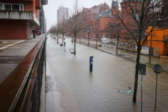 Severozápad Európy zasiahli lejaky a silný vietor, zahynuli dvaja ľudia