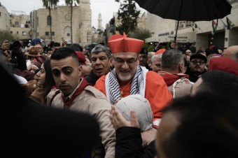Patriarcha Pizzaballa a pápežský almužník Krajewski sa modlili v bazilike