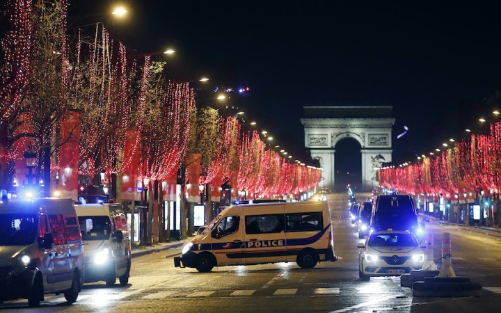 Francúzsko pre zvýšenú hrozbu terorizmu sprísňuje bezpečnosť počas Silvestra