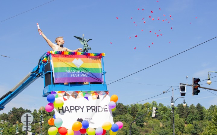 Zväzky homosexuálov musia byť podľa Európskeho súdu právne uznané