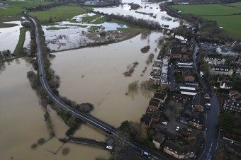 Britániu postihli záplavy, veľké rieky sa po hustých lejakoch vyliali z brehov