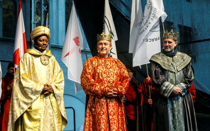 Fotovýber: Traja králi počas Trojkráľového sprievodu na Hlavnom námestí v Bratis