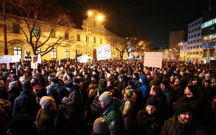 Na bratislavské Námestie SNP prišli opäť tisícky ľudí, ktorí protestujú proti zm