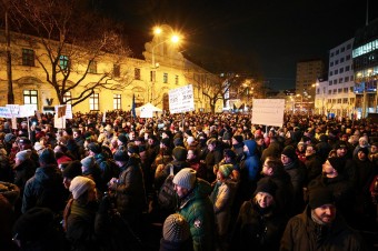 Na bratislavské Námestie SNP prišli opäť tisícky ľudí, ktorí protestujú proti zm