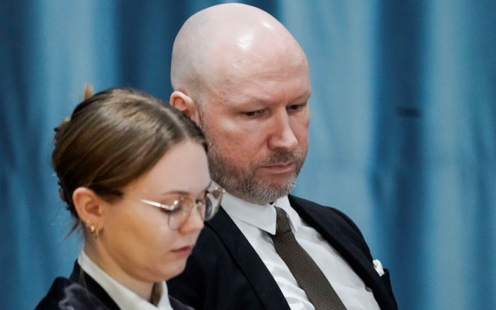 Breivik je stále nebezpečný, mal by zostať na samotke