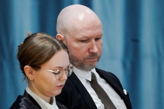 Breivik je stále nebezpečný, mal by zostať na samotke