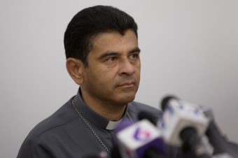 Prepustenie hrdinského biskupa je dobrou správou. No nie pre cirkev v Nikarague