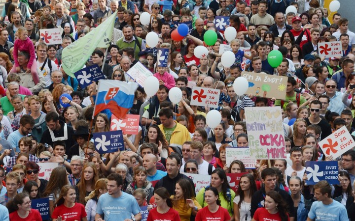 Pro-life mimovládky dostali z verejných zdrojov iba desatinu toho, čo „dúhové“