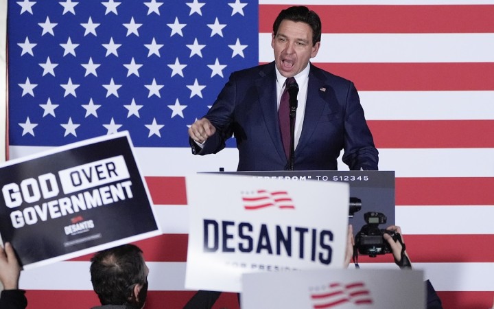 DeSantis odstúpil z boja o republikánsku nomináciu, podporil Trumpa