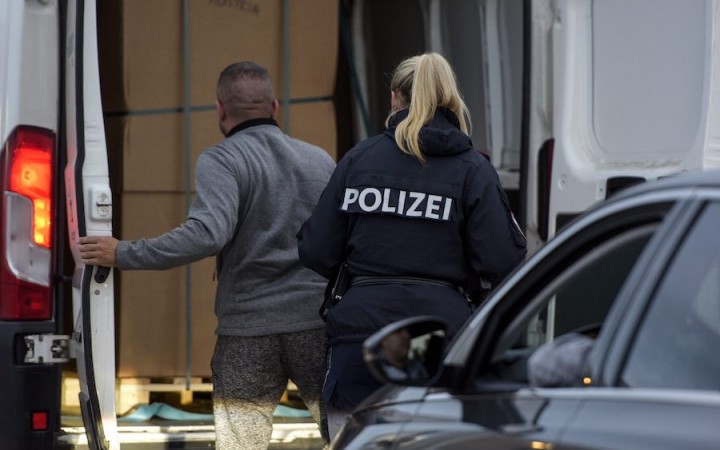 Rakúska polícia zatkla muža, ktorý bol údajne v spojení so strelcom zo Zámockej