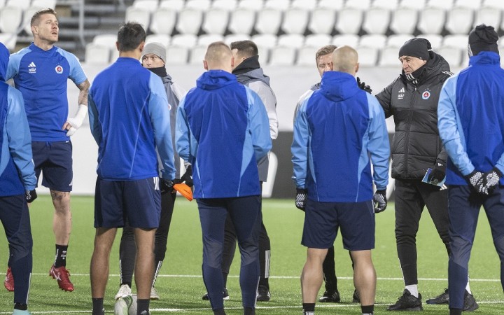 A s kým máme hrať, pýtal sa Kmotrík. Slavia reagovala zrušením zápasu