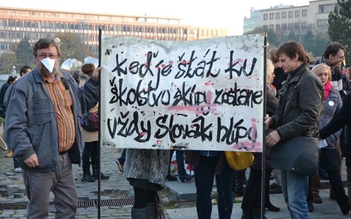 Učitelia protestovali pred úradom vlády s dlhými nosmi