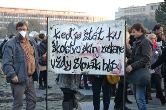 Učitelia protestovali pred úradom vlády s dlhými nosmi