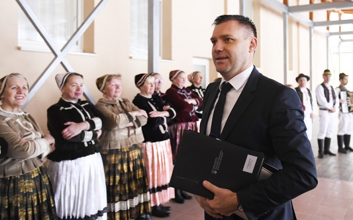 Taraba sa chváli spustením ich likvidácie, no len skopíroval úradnícku vládu
