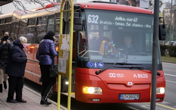 Predčasné dôchodky prispeli k exodu stoviek vodičov, spoločnosti rušia spoje