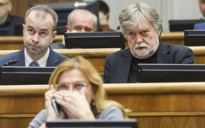 Novela určite prejde, vraví Jarjabek. Dostál očakáva dlhé hlasovanie