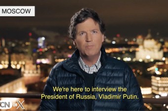 Americký moderátor Tucker Carlson oznámil, že urobí rozhovor s Putinom