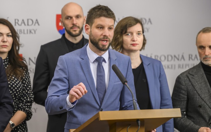 Slovensko môže prísť o takmer miliardu eur, varuje Michal Šimečka