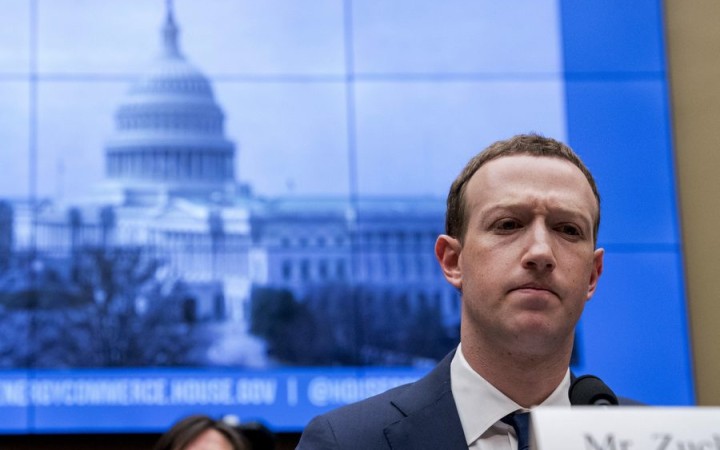 Riaditeľ Facebooku žiada od vlád aktívnejšiu reguláciu internetu