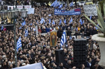 Gréci protestovali proti manželstvám a adopciám párov rovnakého pohlavia