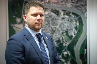 Akým právom Vallo neukladá pokuty za omeškanie? Porušuje tým svoje povinnosti
