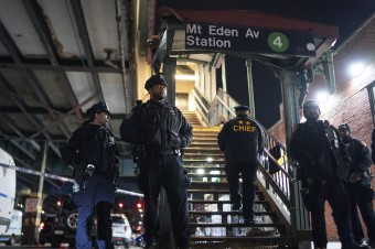 Na stanici metra v New Yorku sa strieľalo, zahynul jeden človek