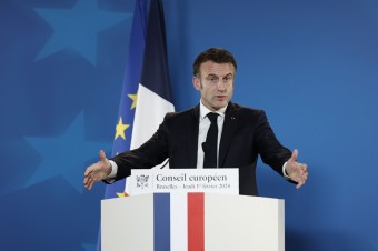 Odpor je malý, proti sa stavajú hlavne mimovládky a zopár poslancov Le Penovej