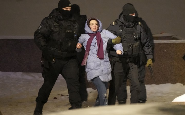 Ruská polícia zatýkala ľudí, ktorí spomínali na Navaľného