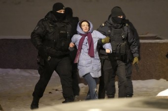 Ruská polícia zatýkala ľudí, ktorí spomínali na Navaľného
