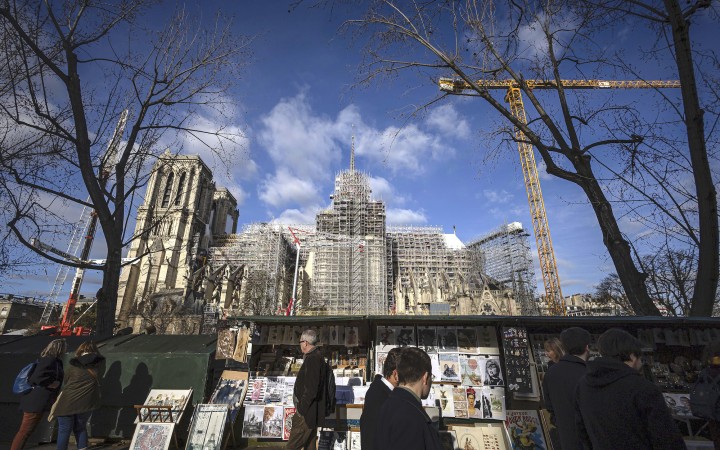 Z katedrály Notre-Dame v Paríži začali odstraňovať lešenie