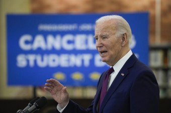 Vláda USA ruší študentské pôžičky pre takmer 153-tisíc dlžníkov
