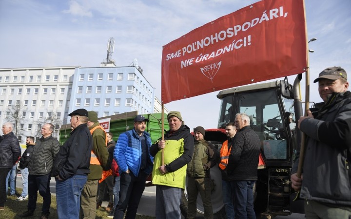 Vláde vyhovuje, keď sú veľkí a malí farmári nejednotní a hnevajú sa na Brusel