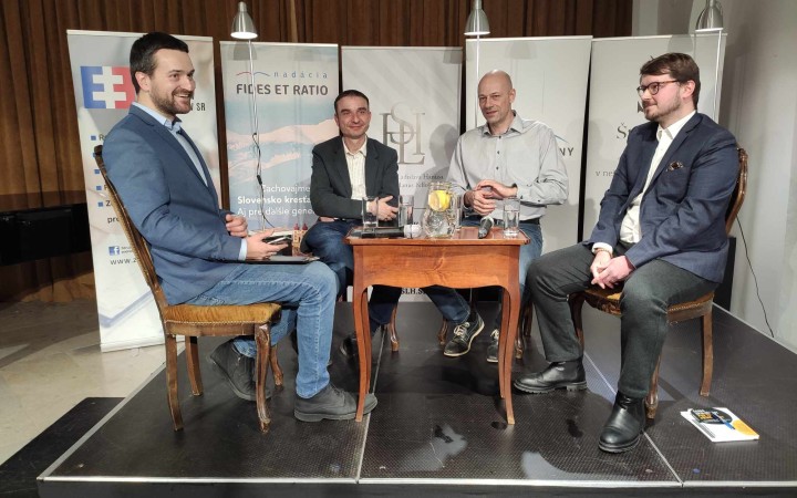 Zástupca šéfredaktora Jozef Majchrák debatuje na Konzervatívnom fóre na tému, či